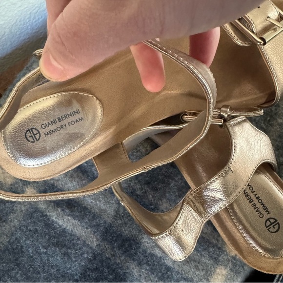 Giani Bernini Bryana Open-Toe Sandals Gold Memory Foam Wedge Metallic Size 9.5 - Picture 6 of 11
